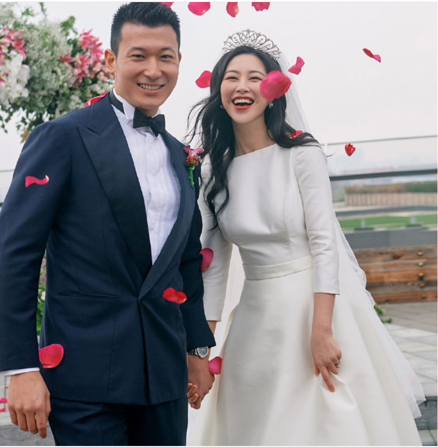 朱珠晒婚礼现场与老公十指紧扣幸福感十足真的是羡煞旁人