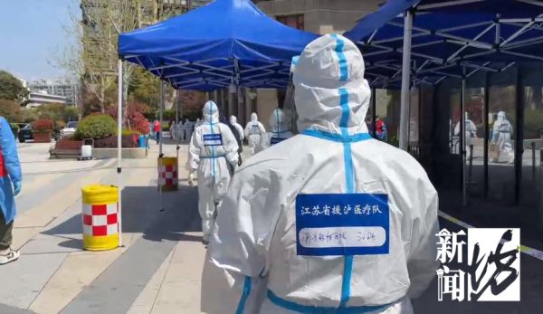 此刻上海，核酸检测仍在进行！市民花式致敬“大白”，现场有笑有泪……休闲区蓝鸢梦想 - Www.slyday.coM