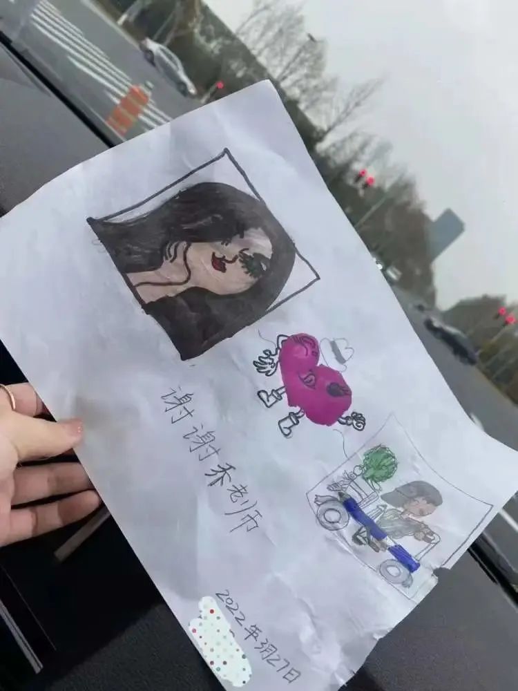 疫情下上海人的互助太暖了！街道自建编外“120”、小夫妻免费给邻居送菜…挑战当前，团结就是力量休闲区蓝鸢梦想 - Www.slyday.coM