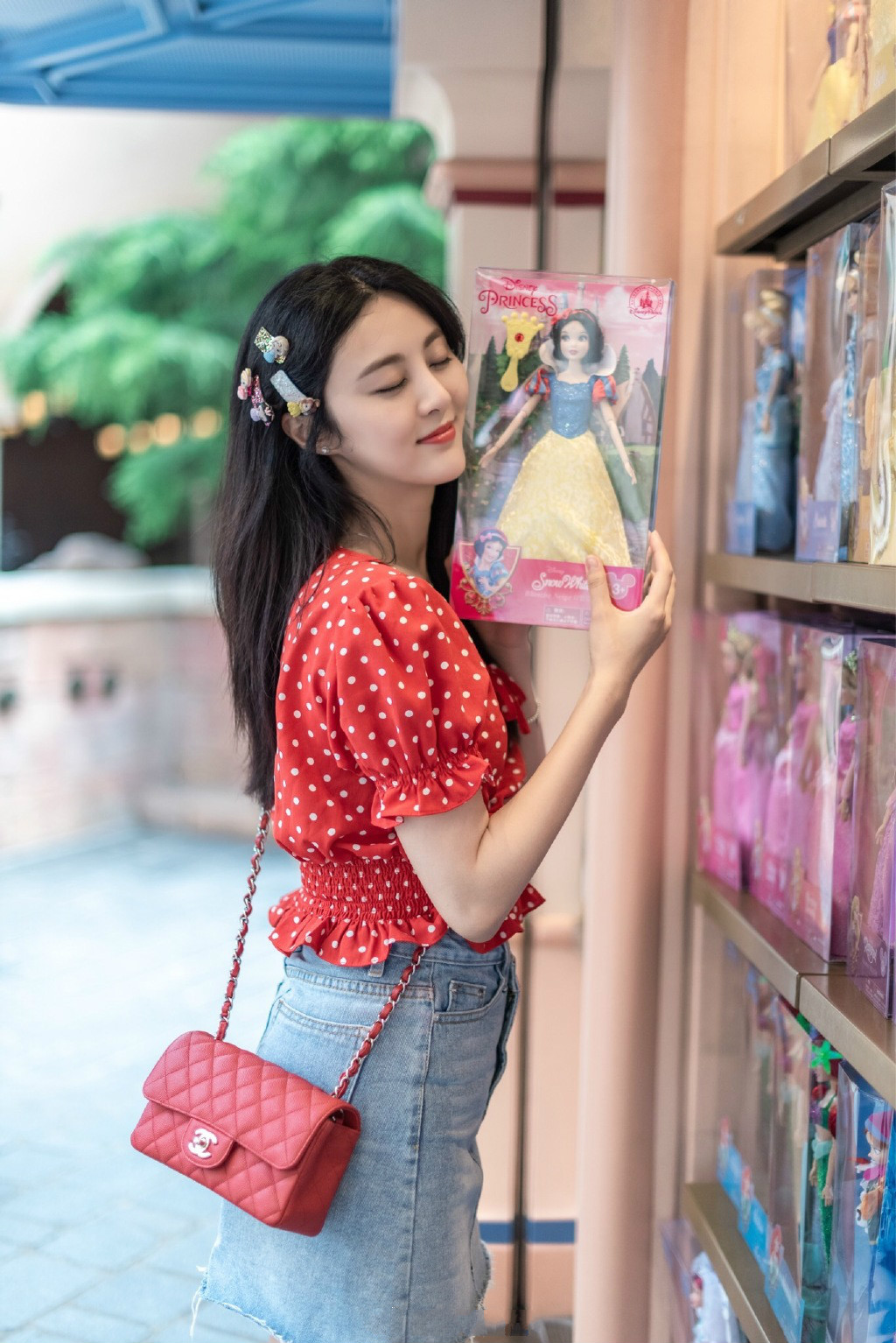 甘露街拍撞脸范冰冰豹纹衫搭牛仔裤火凤凰变身娇俏小女人