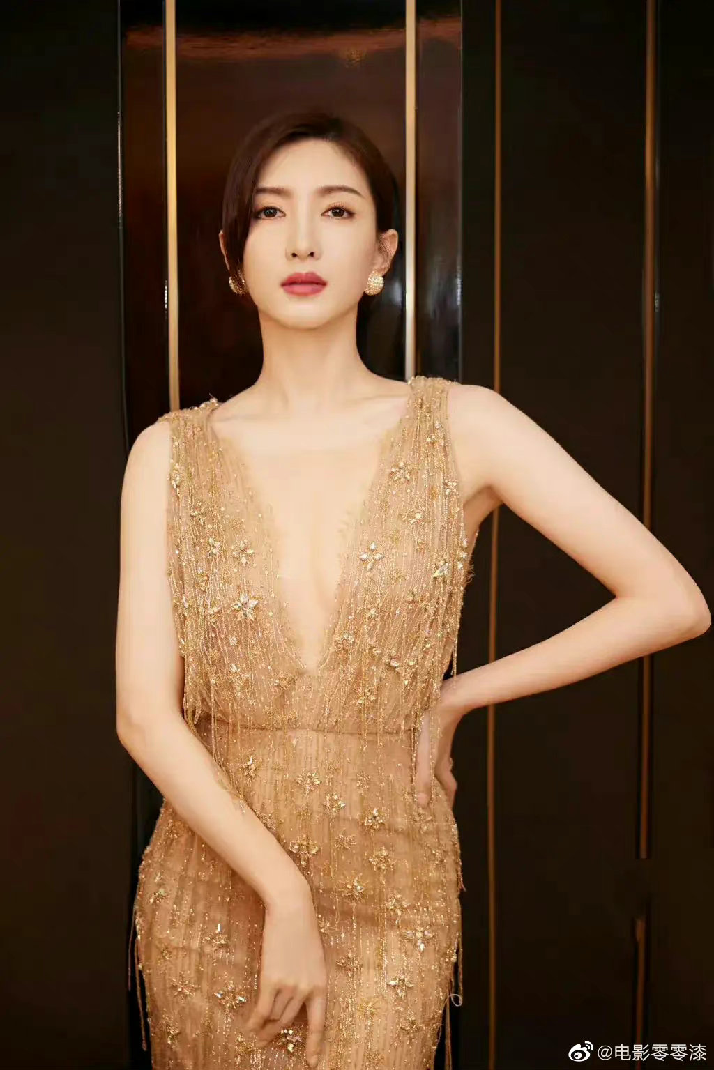 江疏影这条金色流苏礼服真的太显身材了__财经头条
