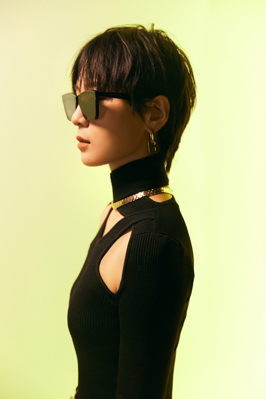 周笔畅身着黑色镂空露肩修身上衣搭配修身西裤!