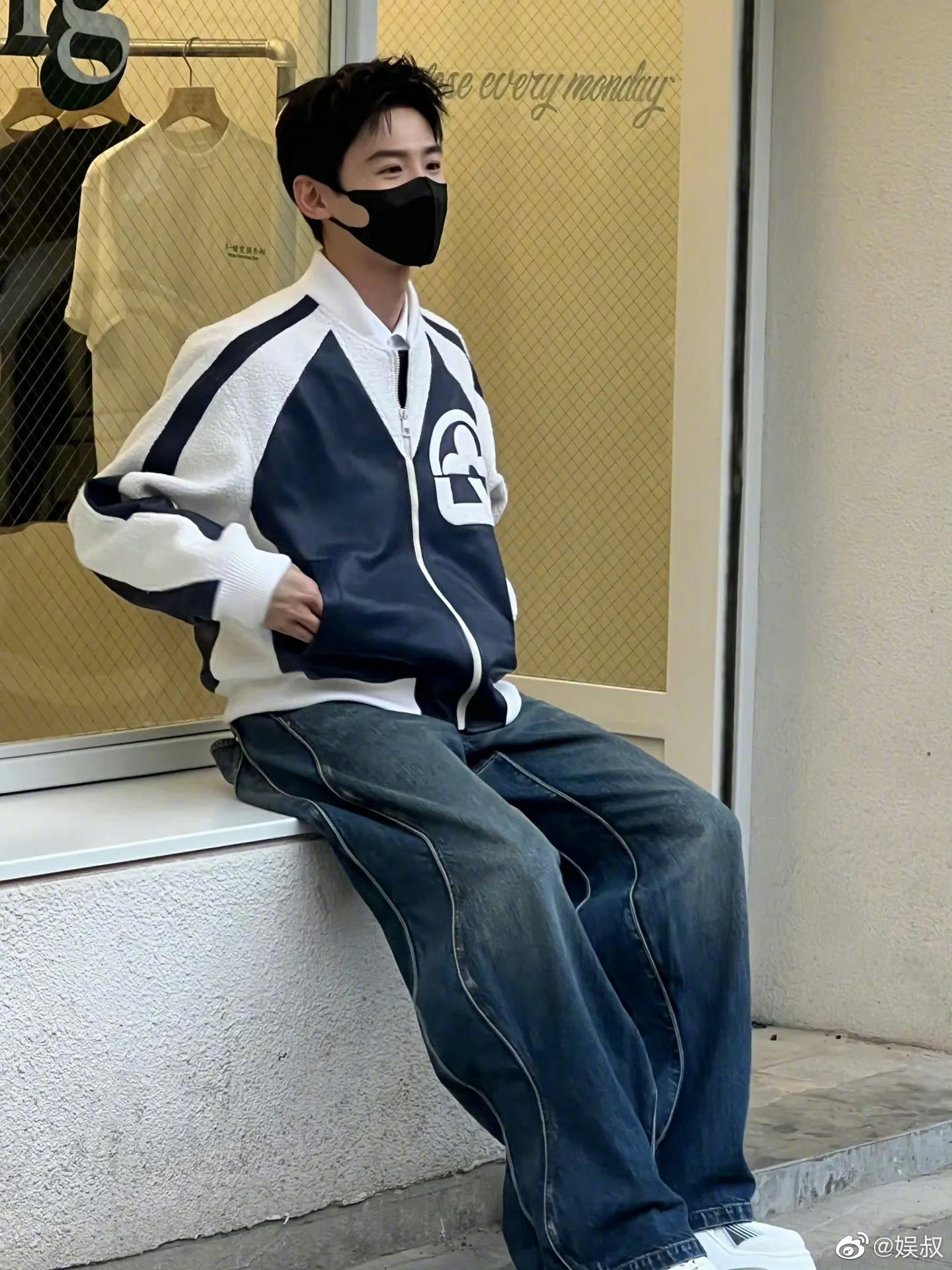 网友在上海街头偶遇白敬亭!看图片感觉距离好近