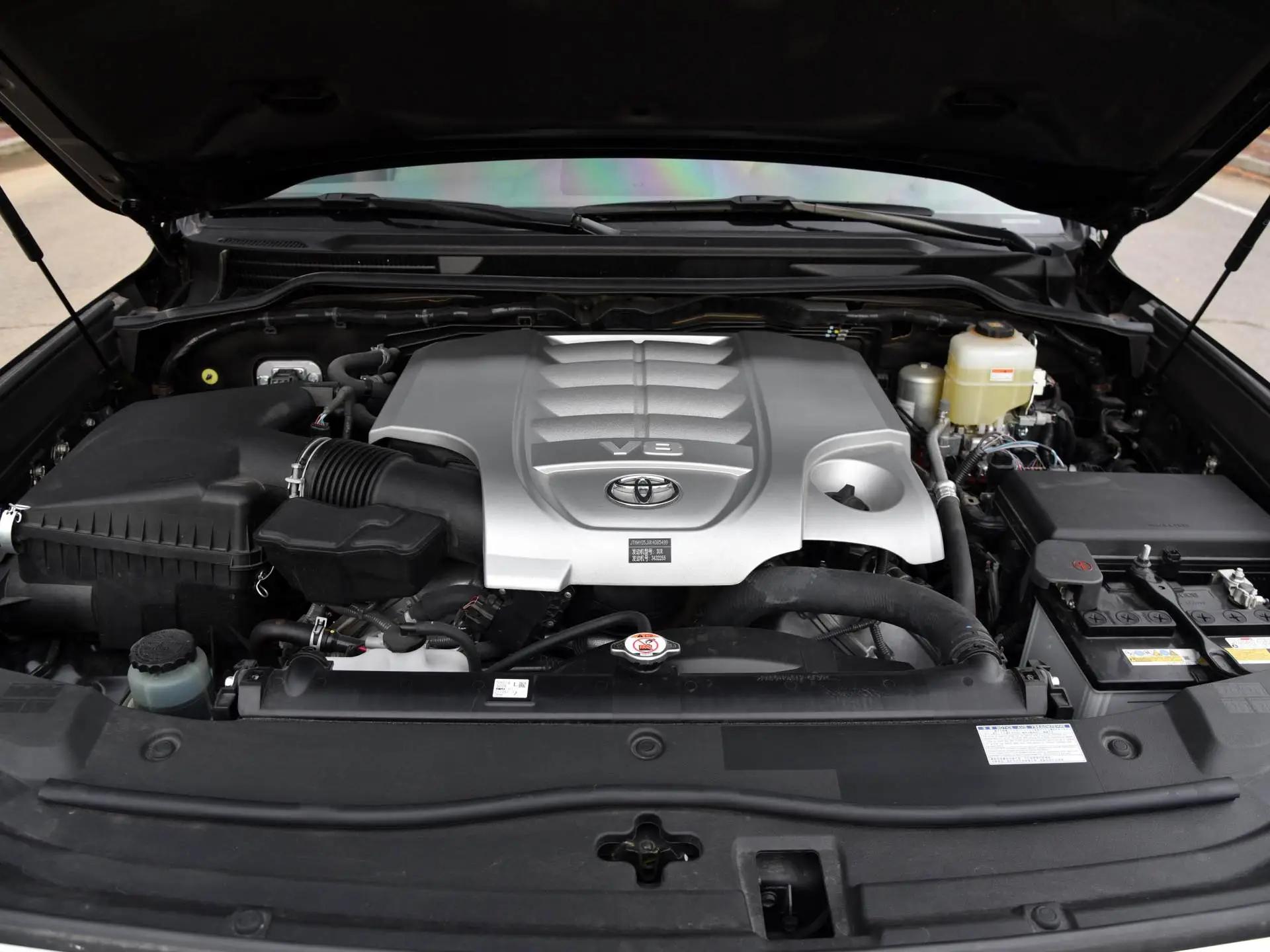 在车辆动力方面,最新款的丰田兰德酷路泽提供了两款发动机供大家选择