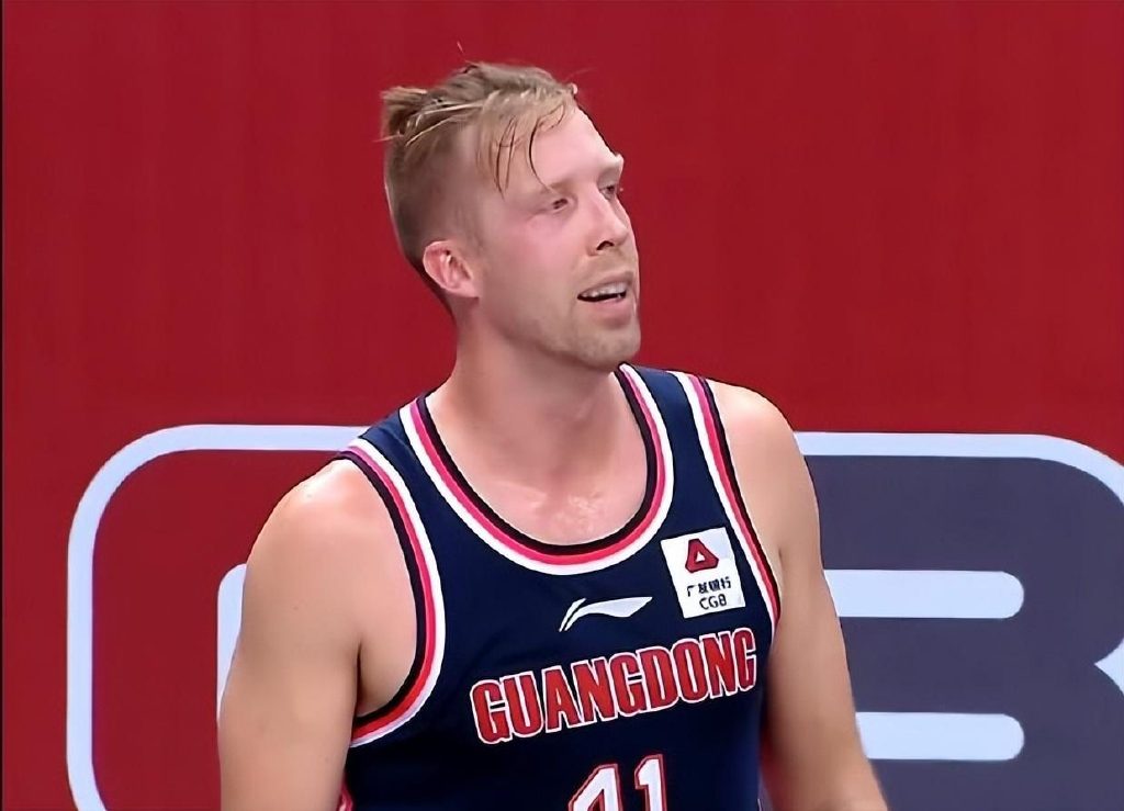 7胜0负!广东连胜真因提前曝光,汉密尔顿攻守俱佳,朱芳雨淘到宝了