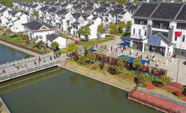 此刻上海，核酸检测仍在进行！市民花式致敬“大白”，现场有笑有泪……休闲区蓝鸢梦想 - Www.slyday.coM