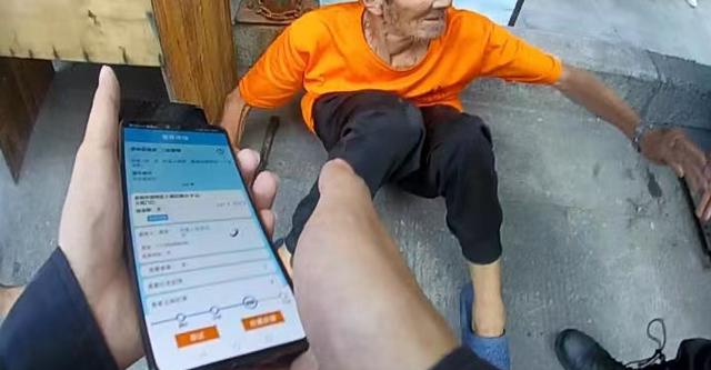 一个踉跄老人摔倒，无人敢上前搀扶，网格民警暖心帮助休闲区蓝鸢梦想 - Www.slyday.coM