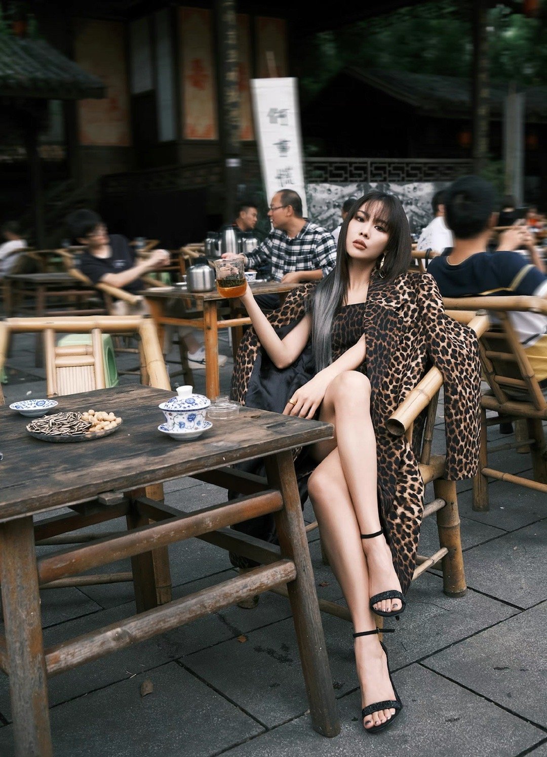 王霏霏品牌活动造型,一身豹纹短裙,气场十足! 又酷又飒,好美!