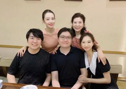 郎朗携爱妻及妈妈参加聚会 吉娜紧搂婆婆感情超好