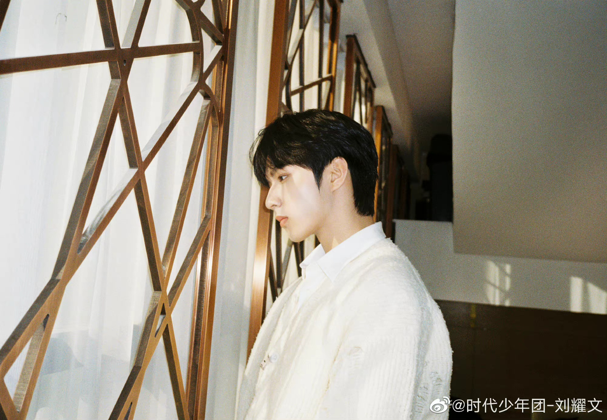 刘耀文晒入冬成功随拍四宫格 白色毛衣,白衬衫,温柔帅气的少年