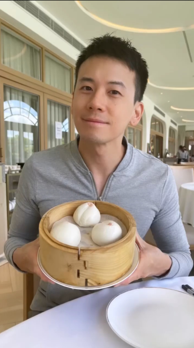 老戏骨石修儿子陈宇琛生日与怀孕太太享受喝下午茶享受二人世界|石修