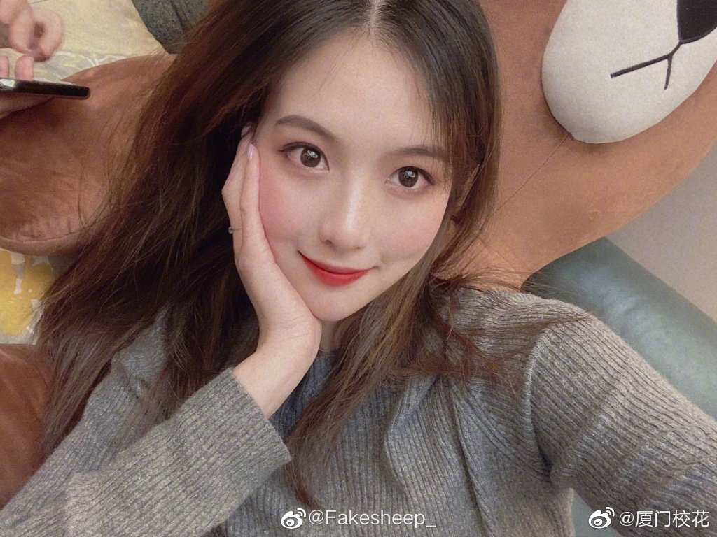 她叫程茜,99年,就读于武汉商学院,身高165cm,很有气质的女生