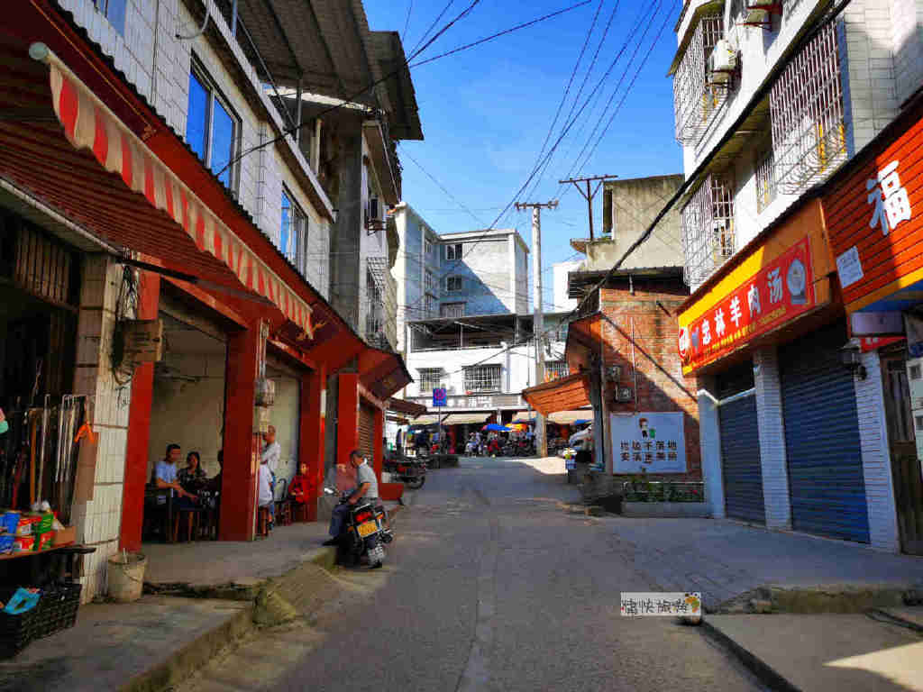 行走自贡富顺沱江边的安溪老街