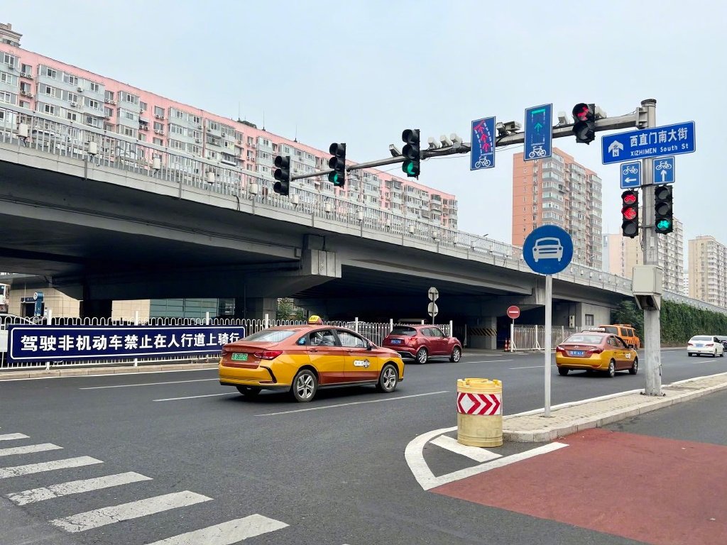 非机动车一次左转信号灯/记者拍摄现在市民群众普遍反映,官园桥下路口