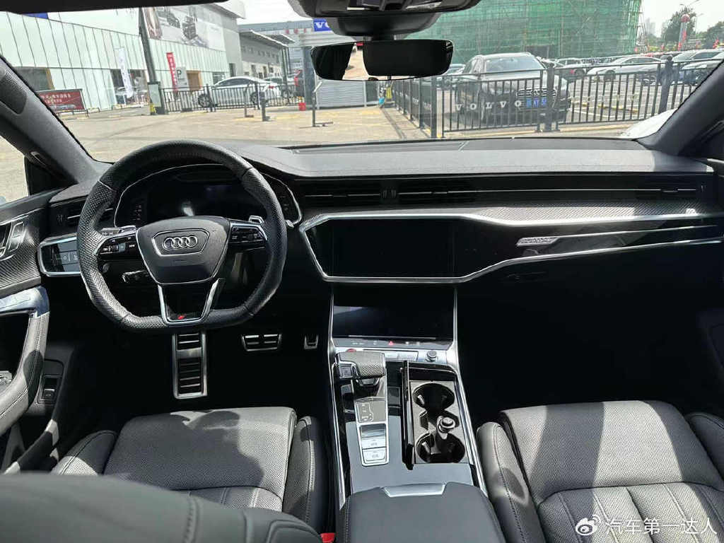 设有许多豪华设备,例如带有hud抬头显示功能,虚拟仪表盘和中控触摸屏