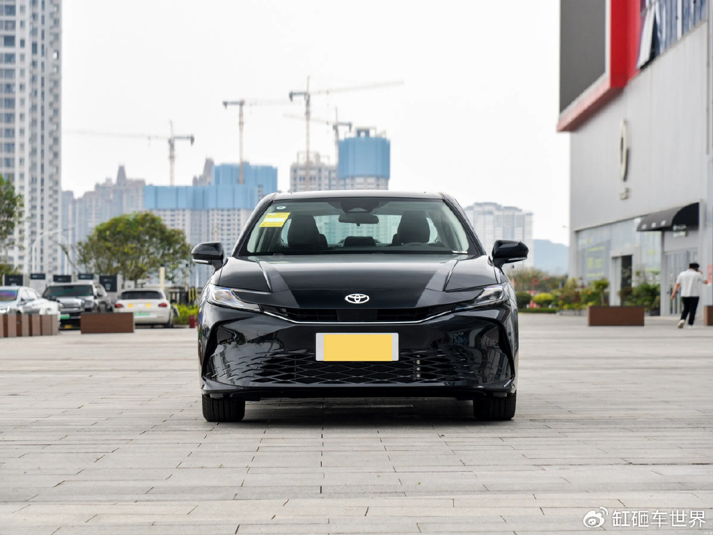 20万级轿车优选,科技与舒适并存,内外全面进化,解读丰田凯美瑞