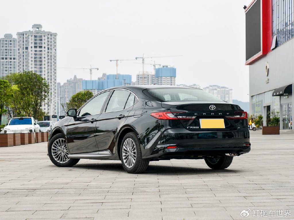 20万级轿车优选,科技与舒适并存,内外全面进化,解读丰田凯美瑞