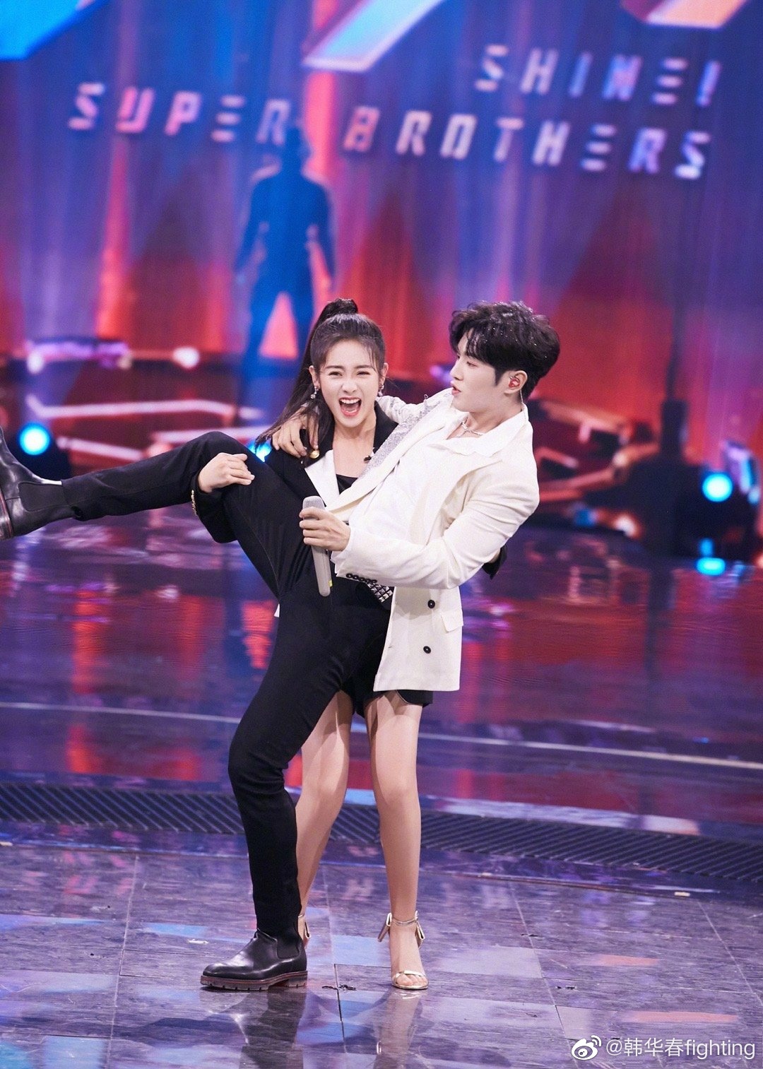 邢菲为了帮好友拉票真是拼了!公主抱李汶翰摔倒看着都疼