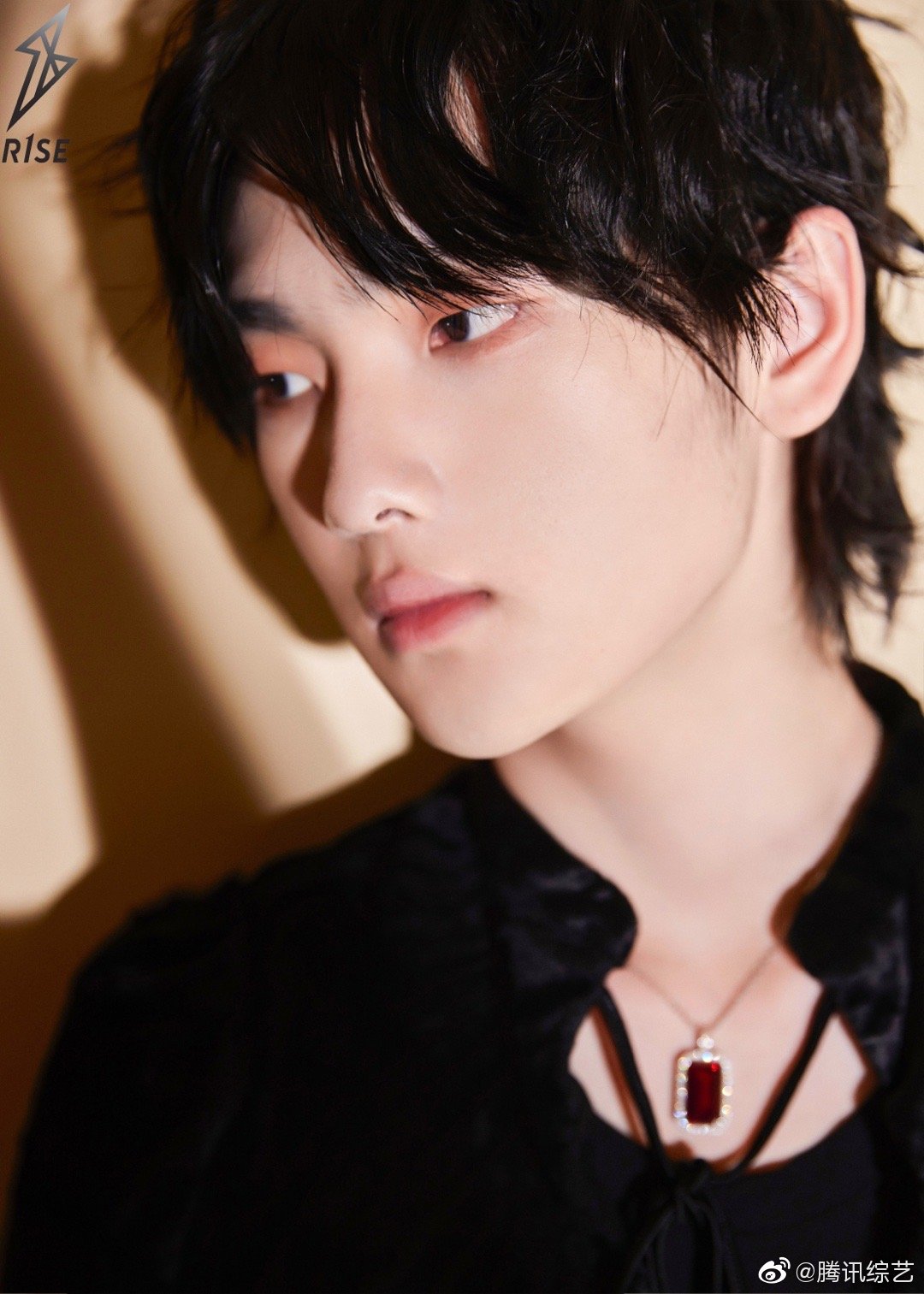 2021发起人团成员r1se周震南黑丝绒宫廷外套贵气十足