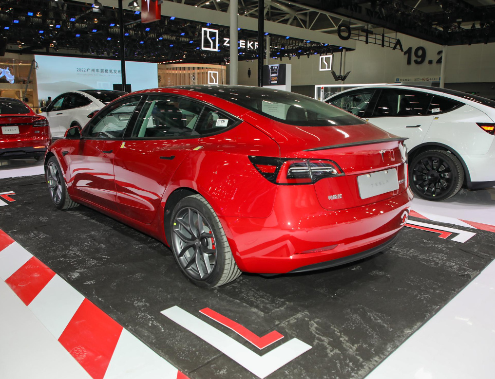 比亚迪海豹冠军版 vs 特斯拉Model 3，究竟买谁更香？