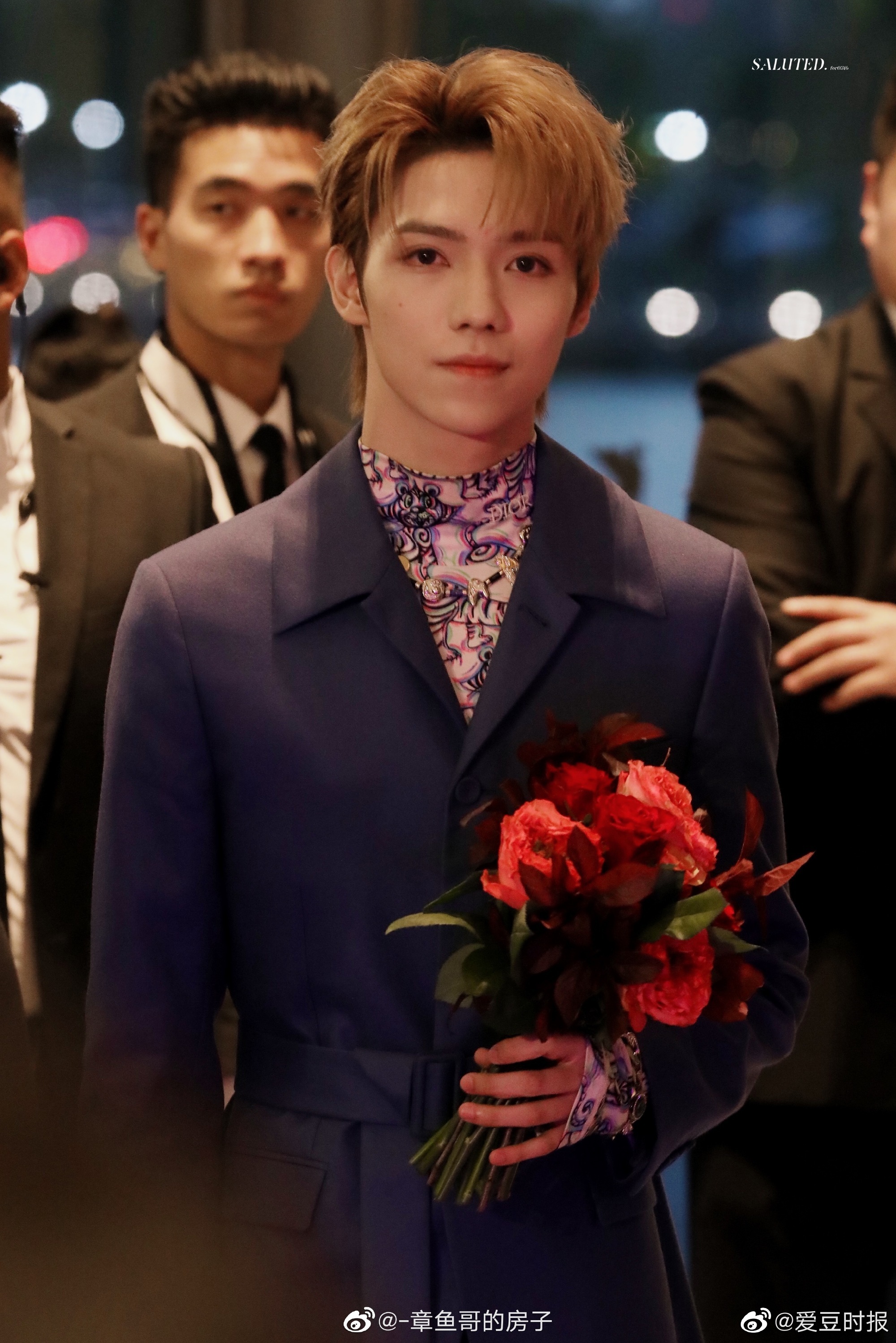 罗一舟活动饭拍,身穿蓝色西装手拿花束走红毯……_高清图集_新浪网