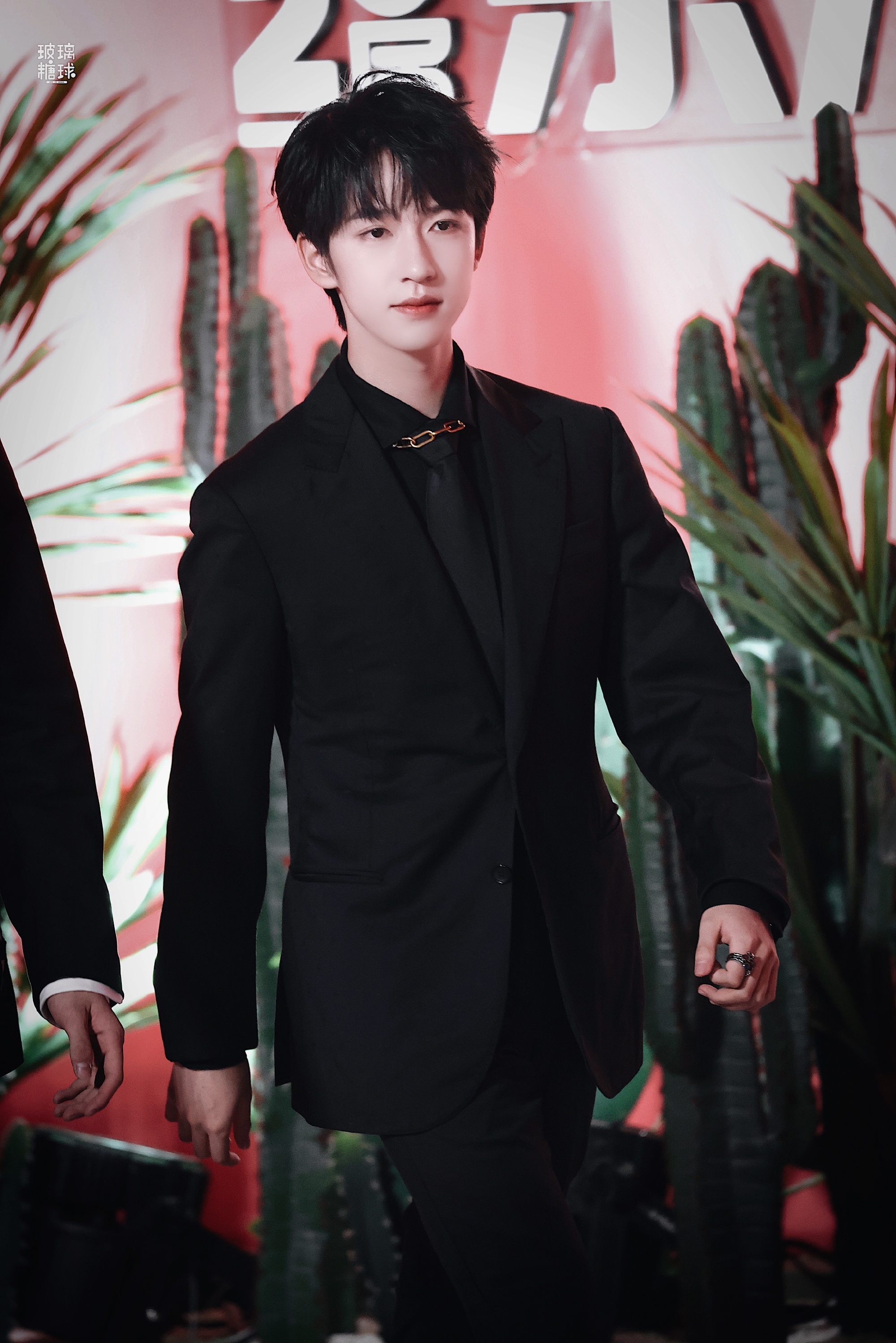 贺峻霖黑色西装造型气质好绝少年初长成期待一会舞台