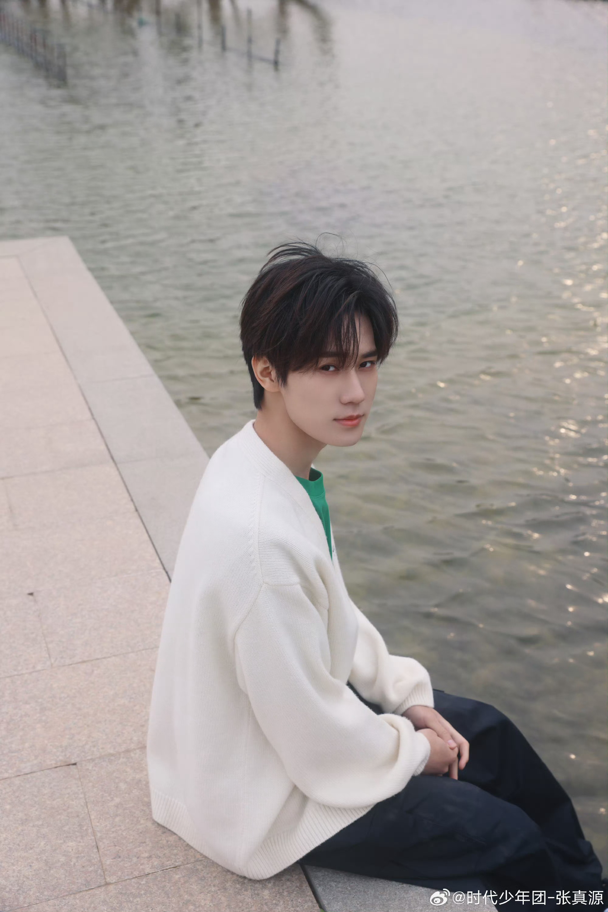 张真源春日踏青,和煦微风下的帅哥好养眼