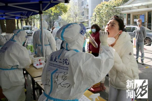 此刻上海，核酸检测仍在进行！市民花式致敬“大白”，现场有笑有泪……休闲区蓝鸢梦想 - Www.slyday.coM