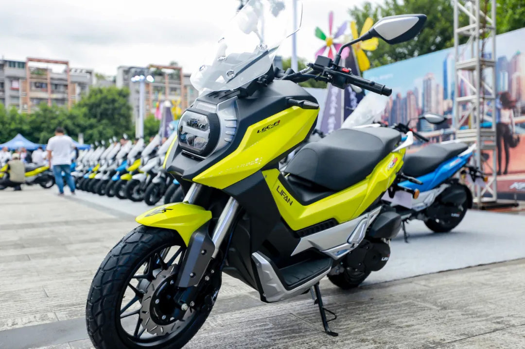 从现场图片中能看到KPV150采用了倒立式前减震，后减震则是偏置的方式，刹车方面为前后盘式制动，而且还有ABS系统加持，很期待与它来一次亲密接触看看它到底怎么样。