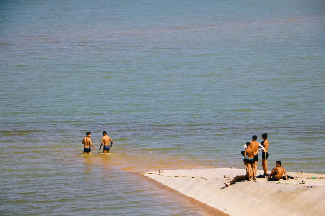 而溺水救援更像是个靠运气的"赌局"——刚好有个会游泳的且体力不差的