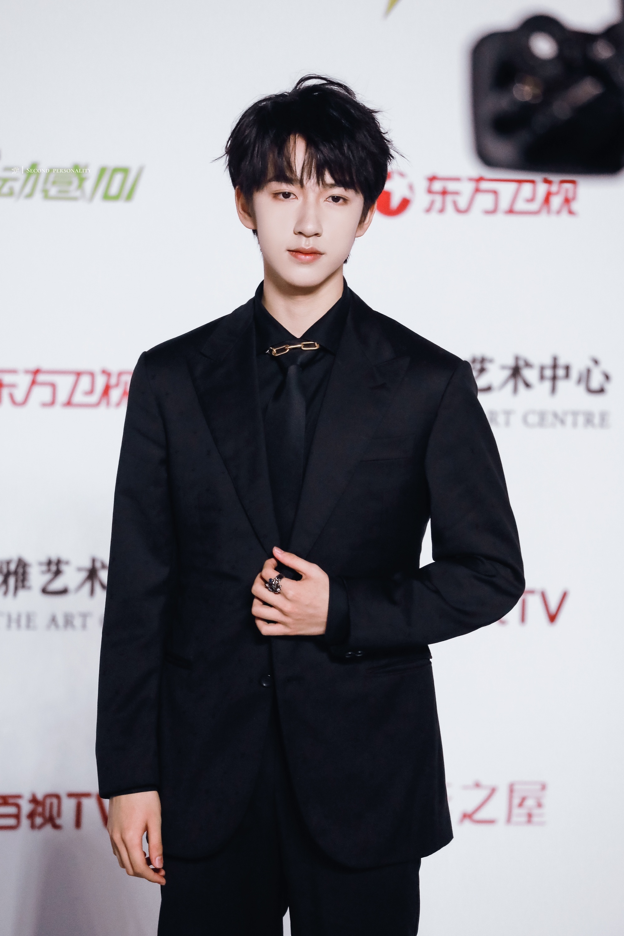 贺峻霖黑色西装造型气质好绝少年初长成期待一会舞台