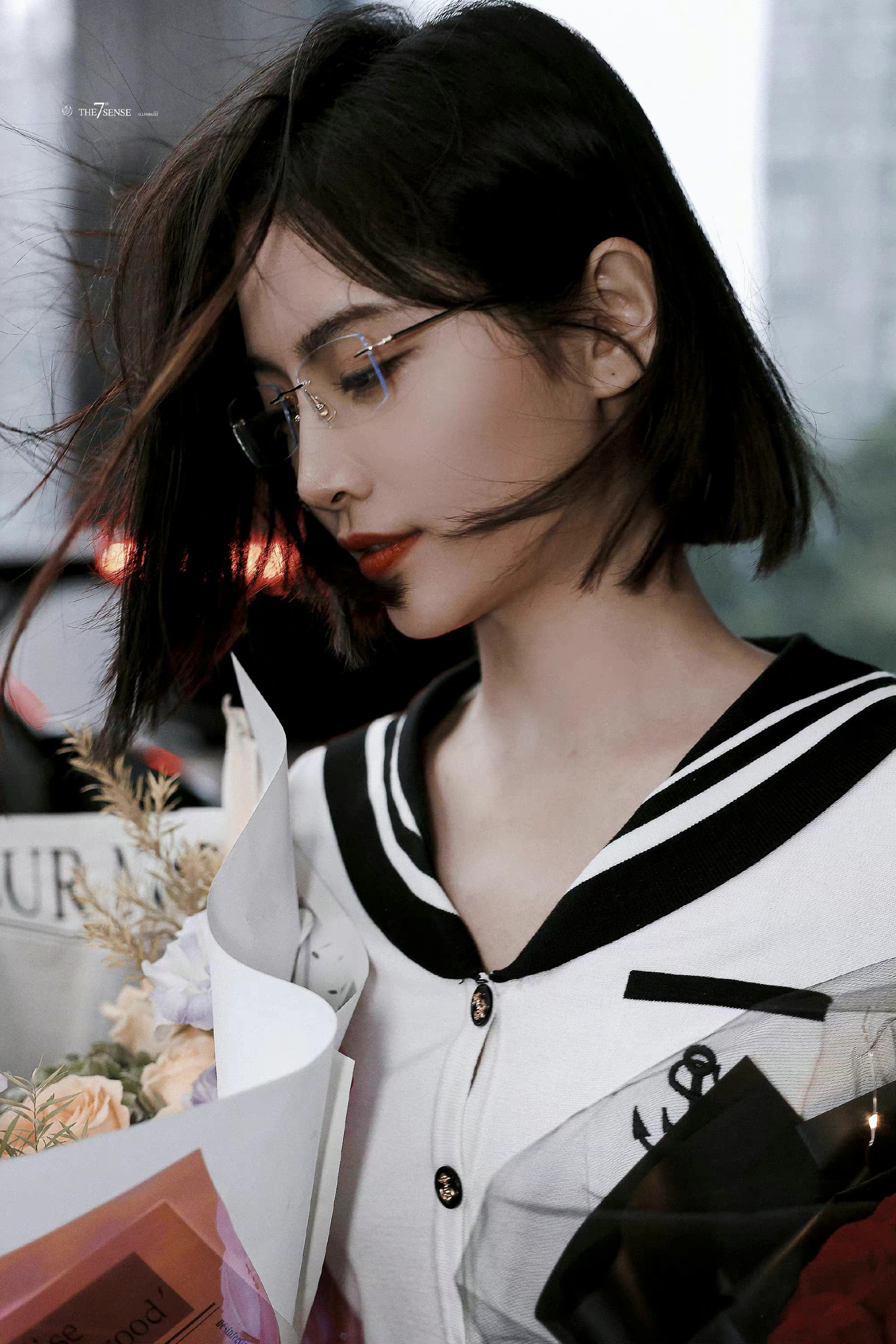 许佳琪勿扰飞升番外篇杀青路透金丝眼镜77短发造型