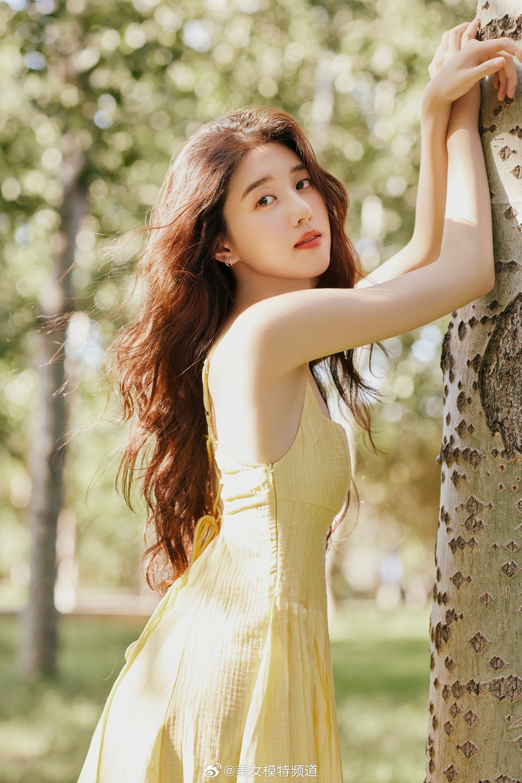 李凯馨夏日明黄吊带裙小清新穿搭