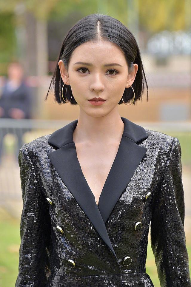 张予曦29岁就显老,真空穿"液体衣"惊艳亮相,生图憔悴疲态尽显