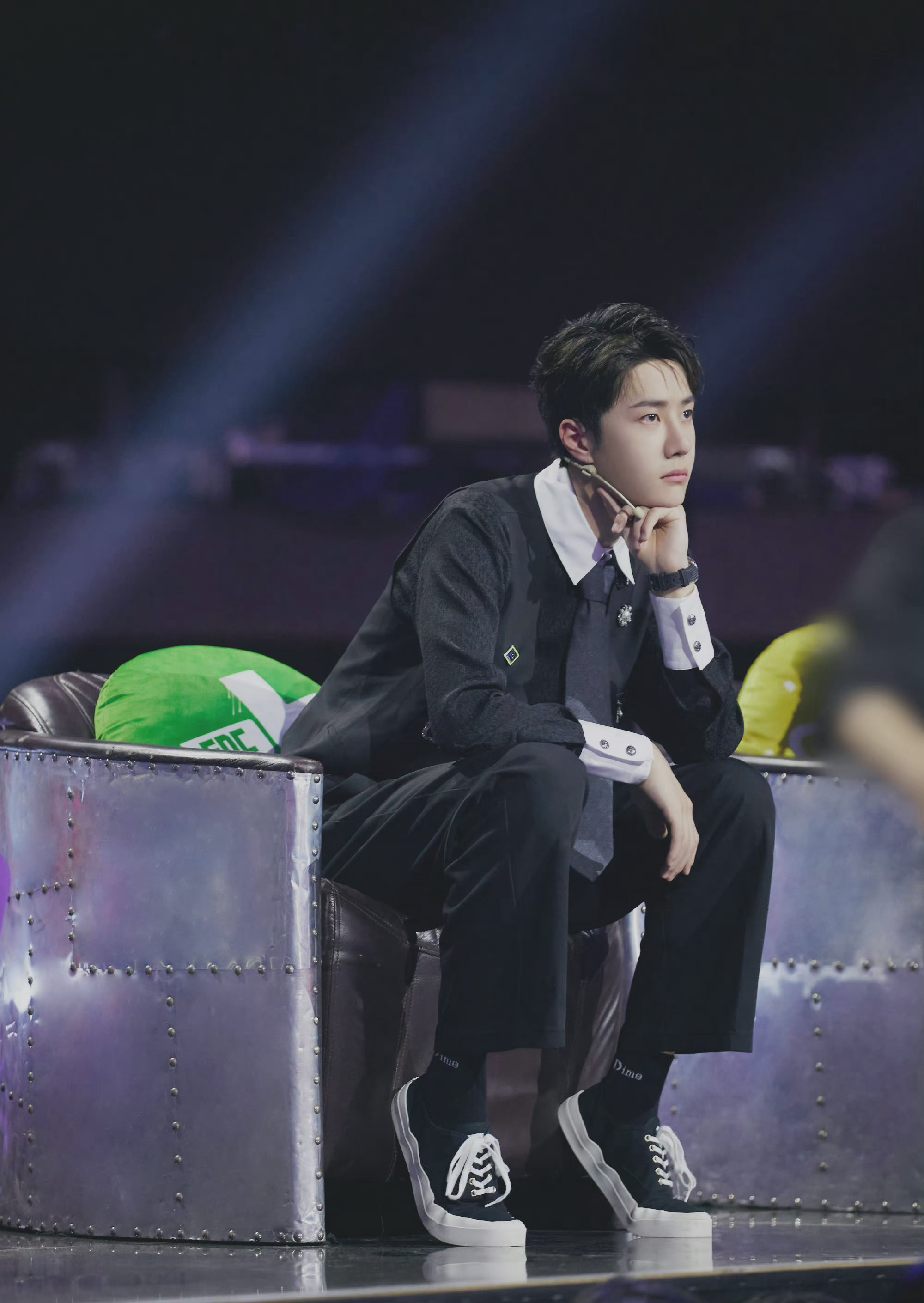 王一博这就是街舞造型图 黑色马甲造型,好帅!__财经头条