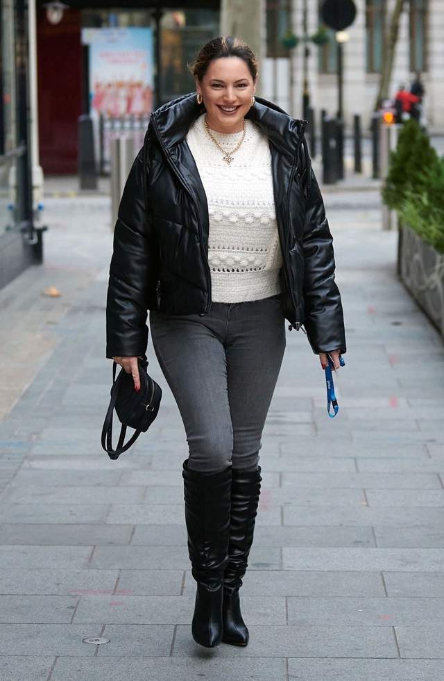 女星凯莉·布鲁克现身伦敦街头,她有一种特别的柔美