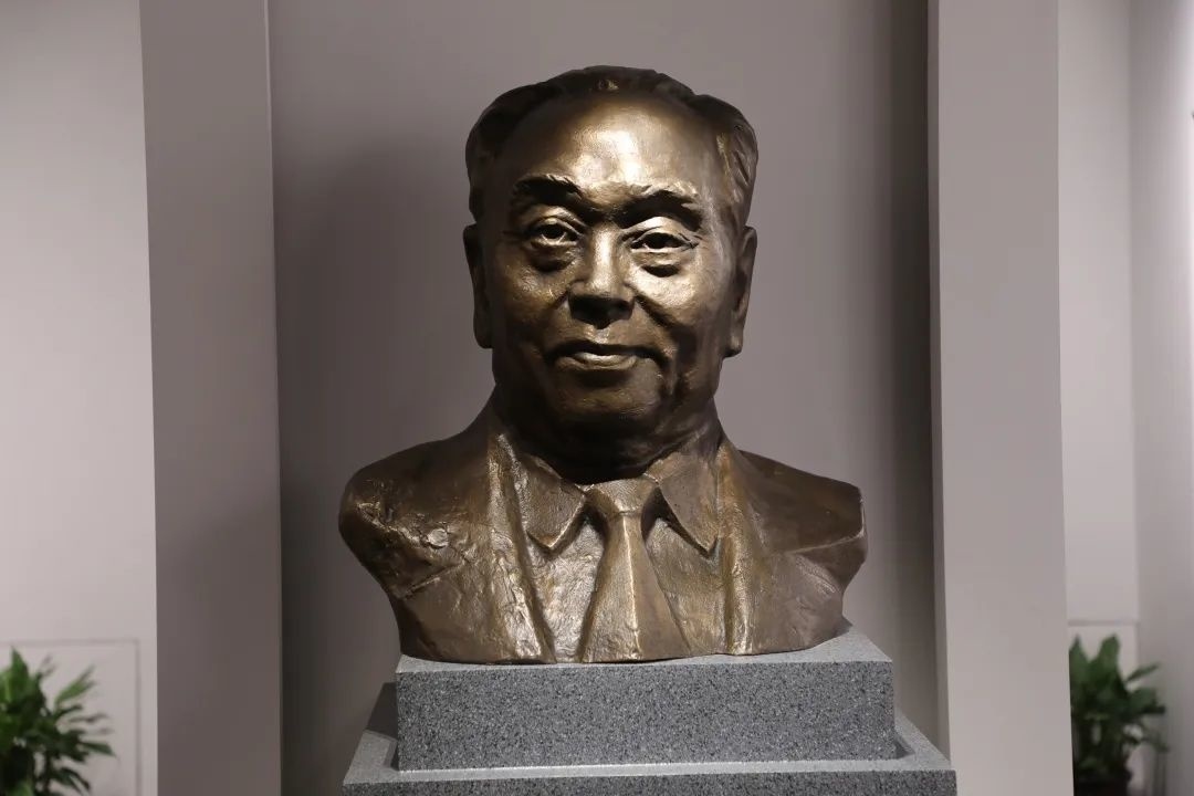 枫泾作为千年古镇,更是名人辈出,如全国人大常委会原副委员长朱学范