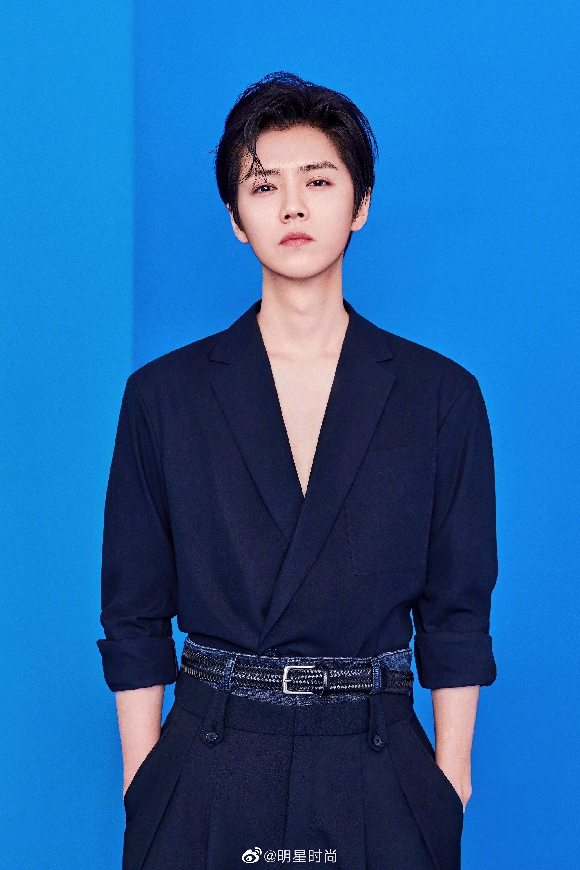 鹿晗最新造型,镂空v领西装精致腰封性感迷人