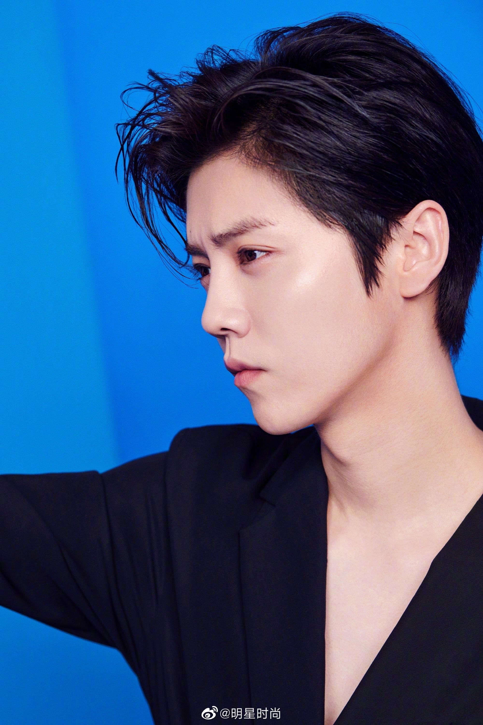 鹿晗最新造型,镂空v领西装精致腰封性感迷人