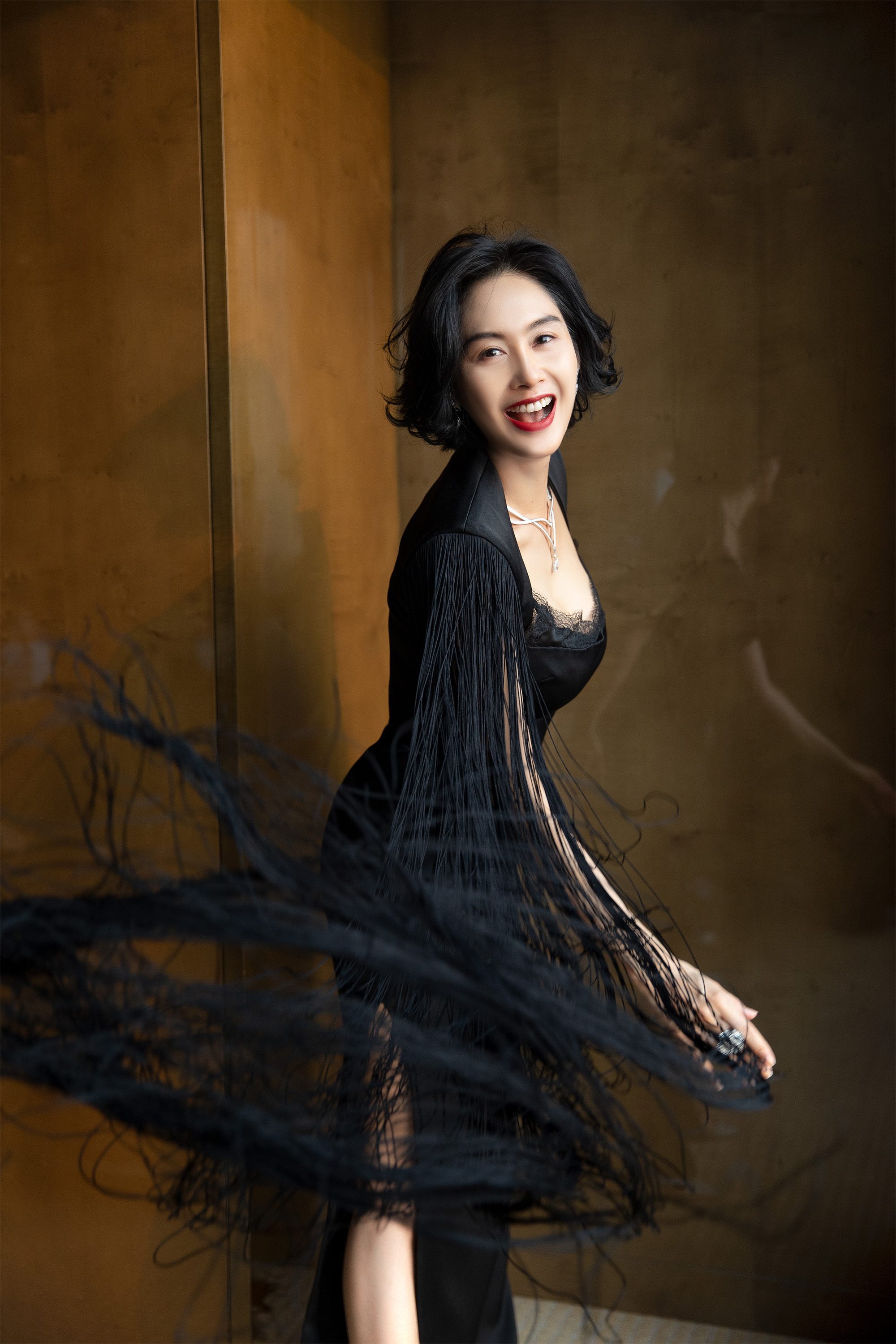 朱茵 今日造型释出,身着黑色垫肩流苏裙,气场十足_高清图集_新浪网