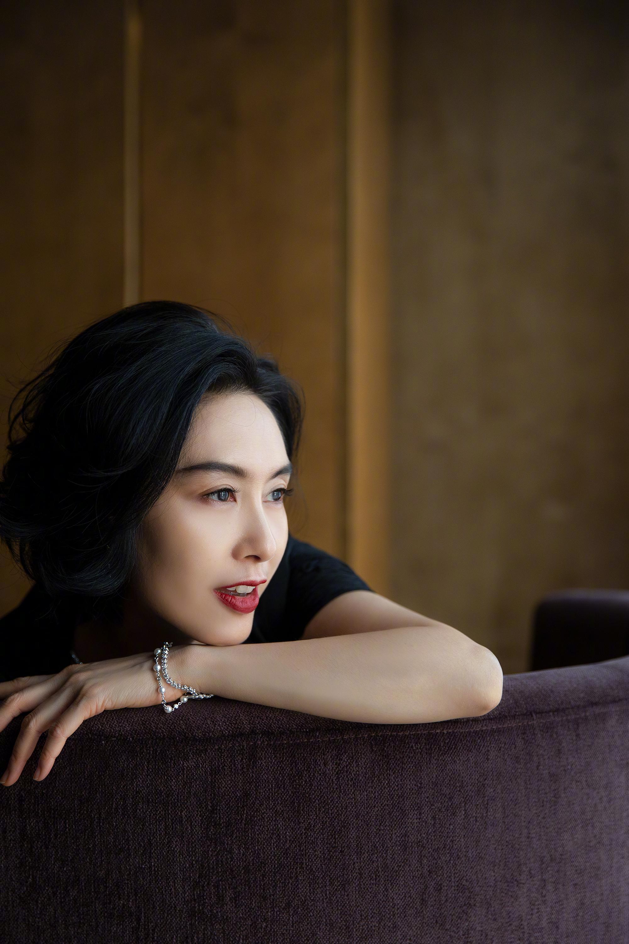 朱茵 gq年度人物盛典活动造型曝光_高清图集_新浪网