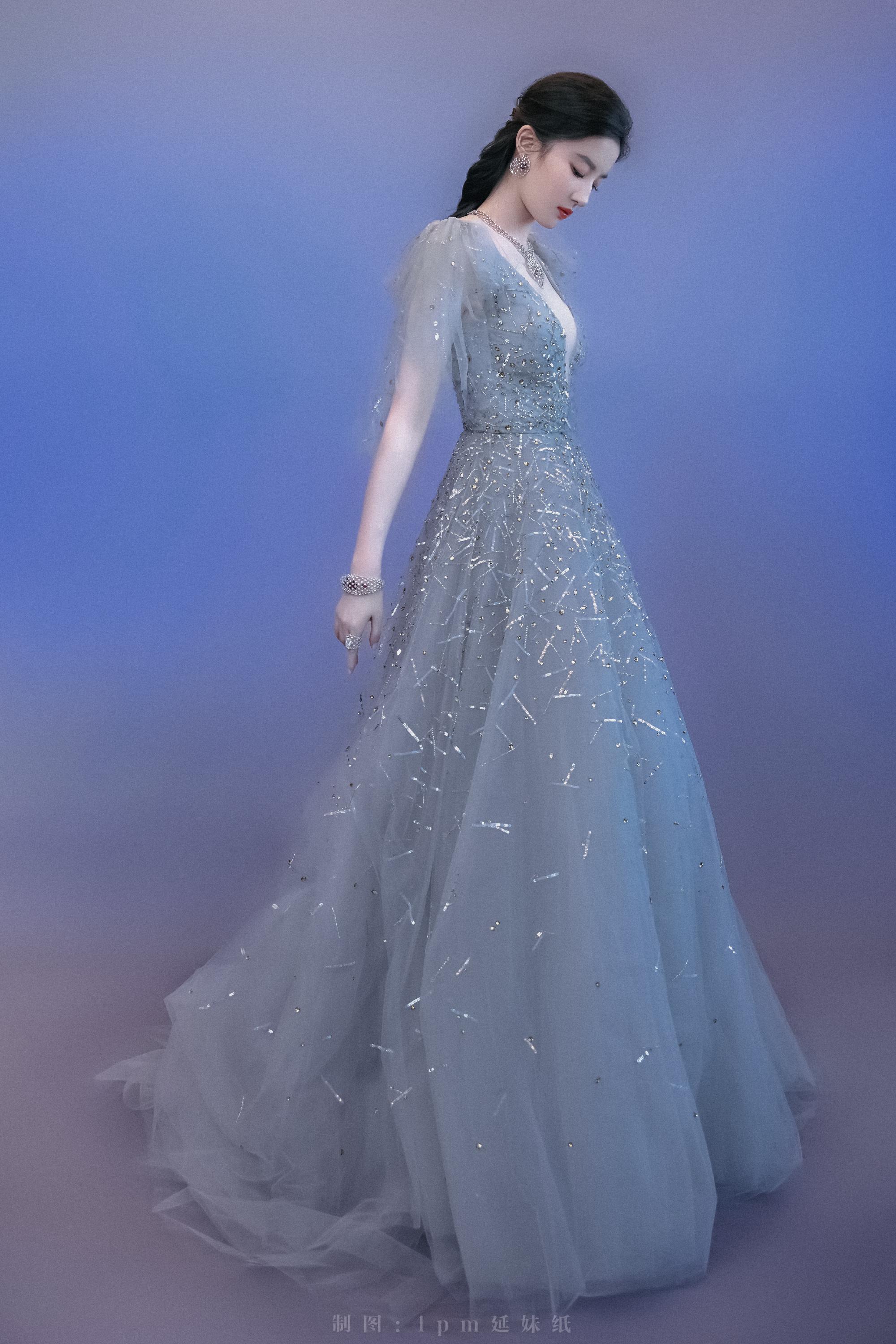 刘亦菲身着亮钻雾深v蓝色纱裙姐姐真的是神颜啊