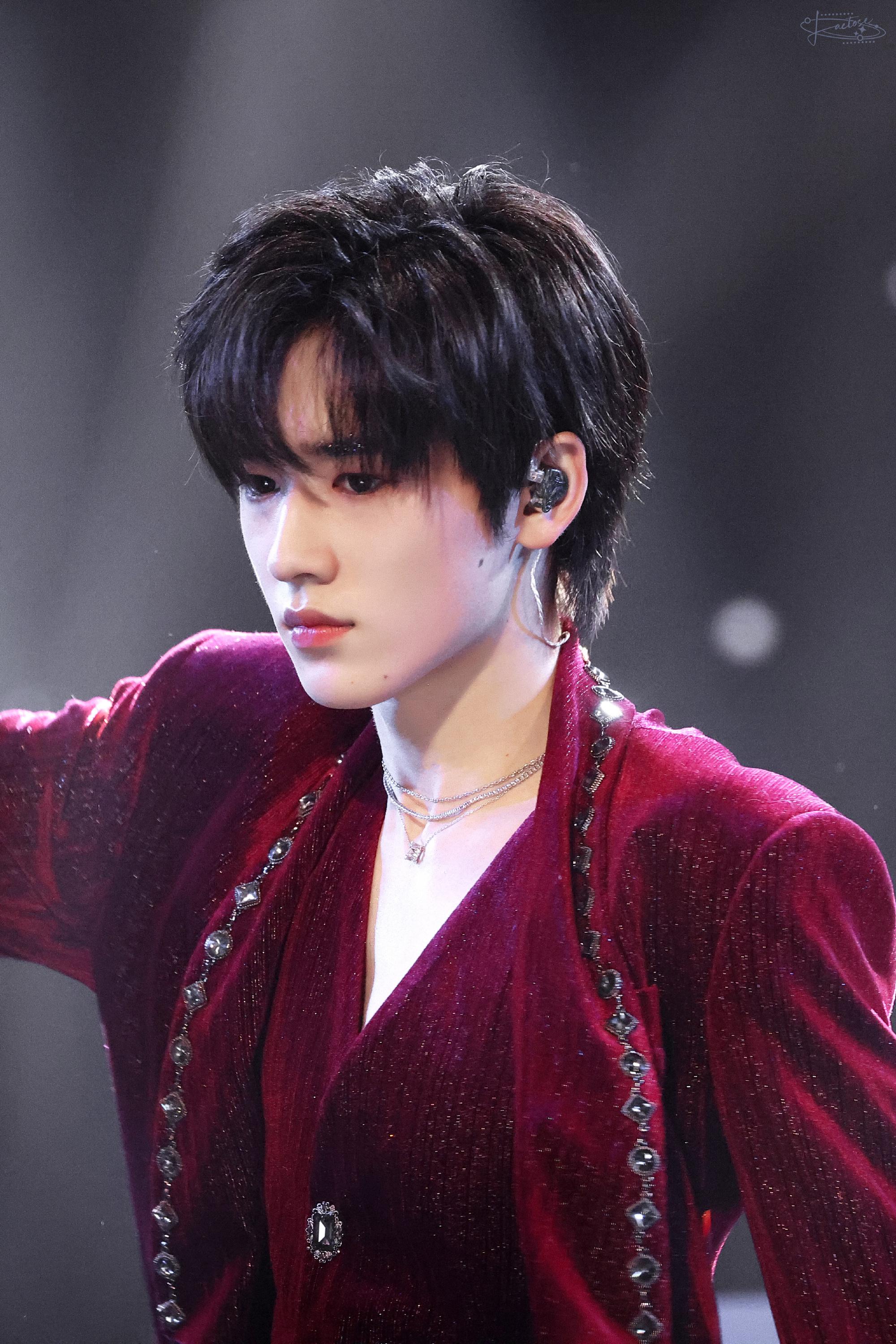 救命,宋亚轩深也v红丝绒西装太蛊了,我的眼睛忙不过来了_高清图集