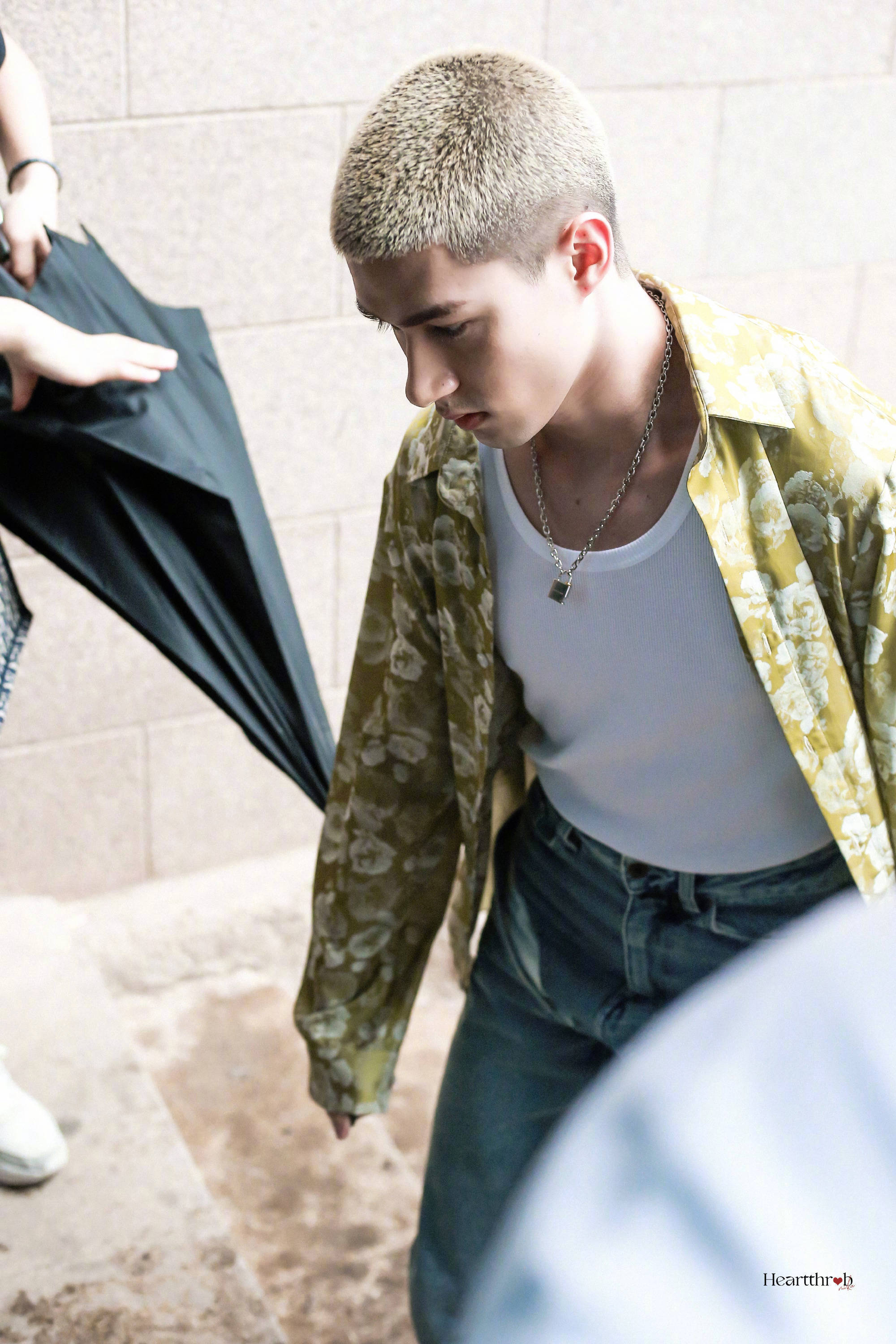 米卡今天的造型真的好夏威夷满满夏天的感觉隐约能看到胸肌