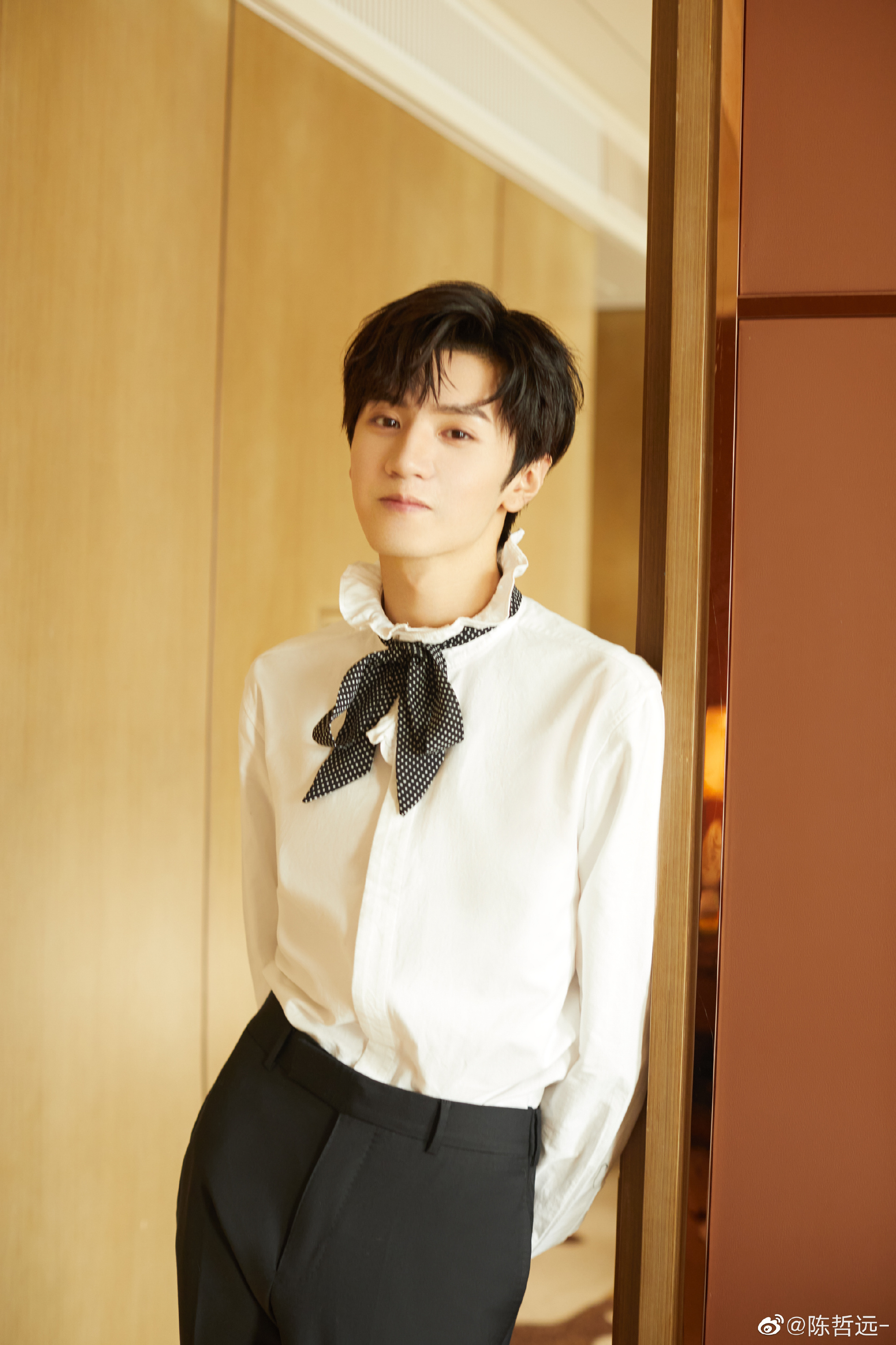 陈哲远西装造型,真的又帅又绅士啊,而且弟弟眼睛布灵布灵的……__财经