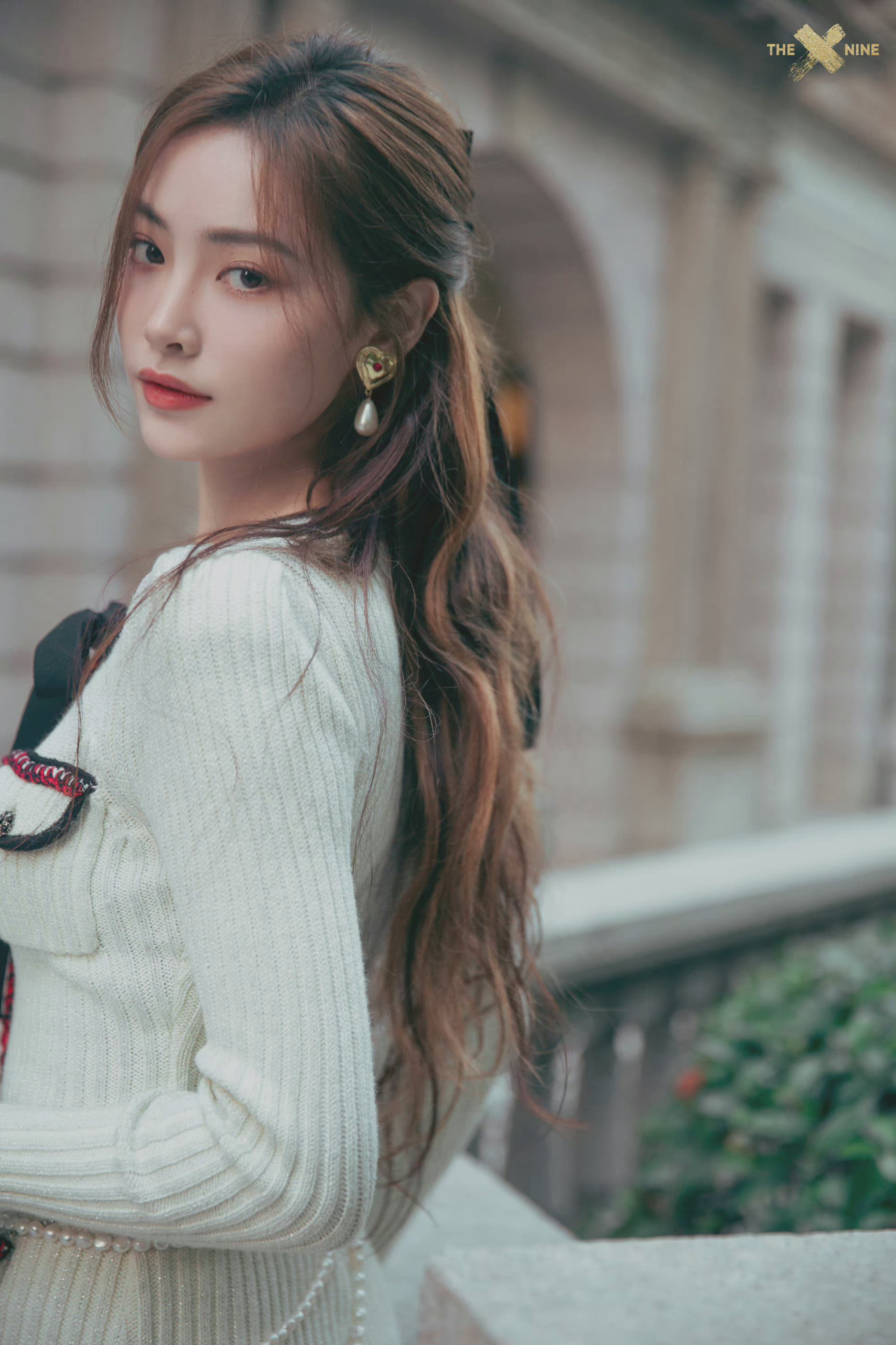 许佳琪今日活动造型图 白色针织蝴蝶连衣裙 微长卷发……_高清图集