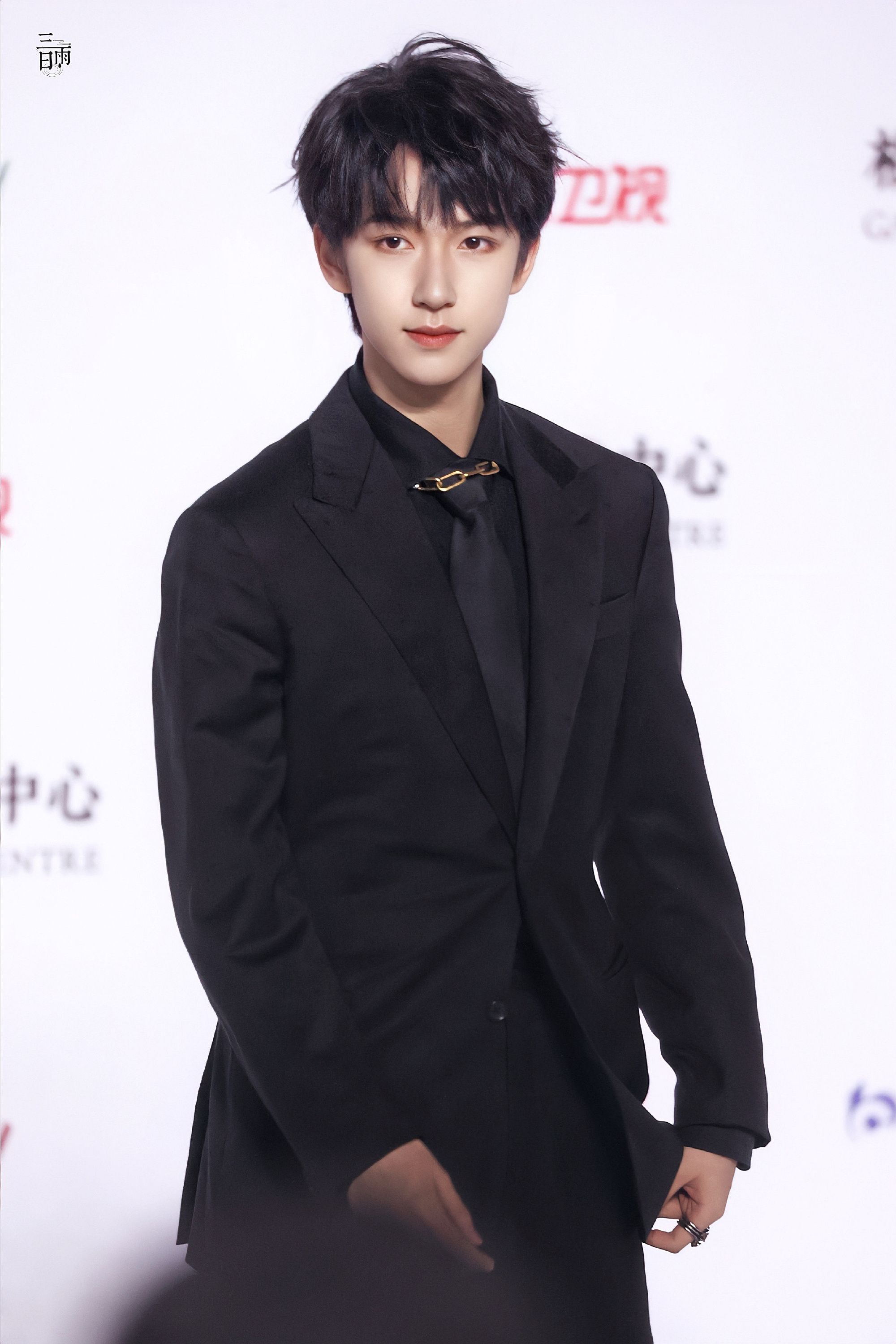 贺峻霖黑色西装造型气质好绝少年初长成期待一会舞台