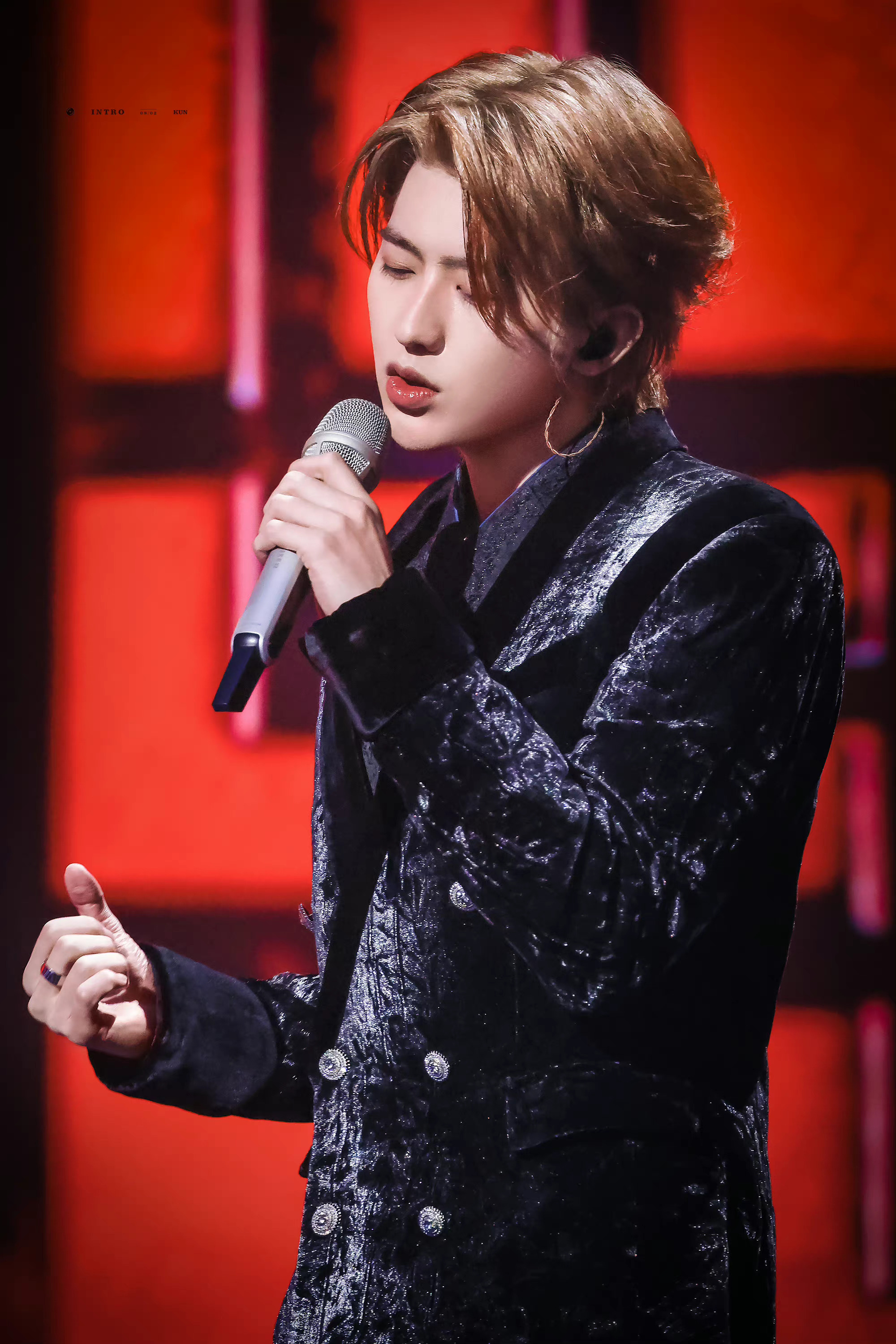 蔡徐坤改编版默片舞台播放破亿,能超过蔡徐坤的只有蔡徐坤!