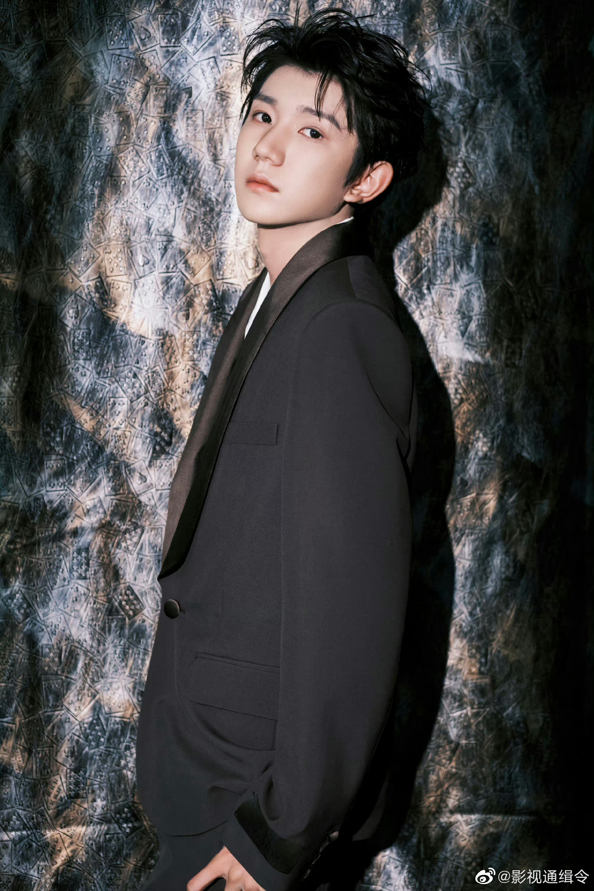 王俊凯,王源,易烊千玺微博之夜出图……__财经头条