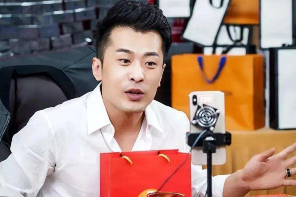 辛巴徒弟猫妹妹复出带货,第二场销售额破亿,现场鞠躬致谢家人!